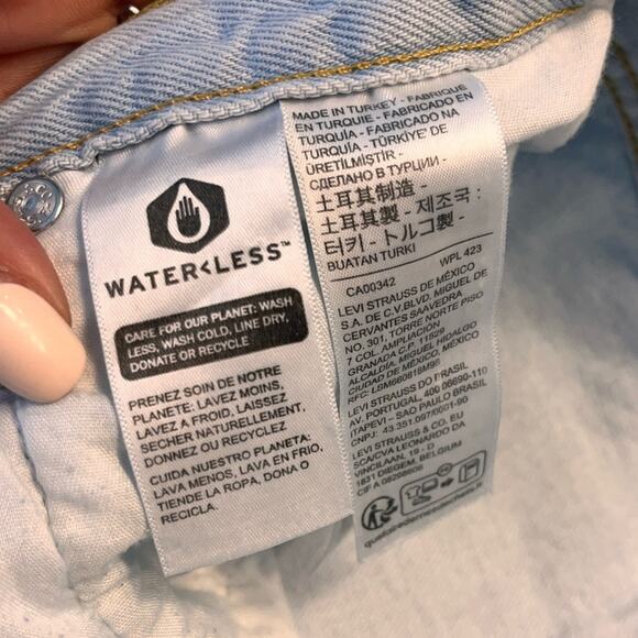 Levi’s Women’s Ribcage Ankle Straight Jeans Size 28 Light Wash Distressed - Picture 8 of 15